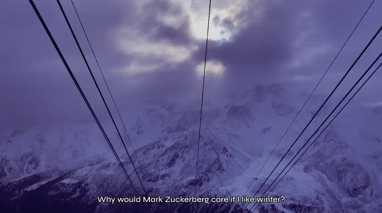 Ein Video-Still. Eine Aufnahme einer Schneelandschaft mit Untertiteln.