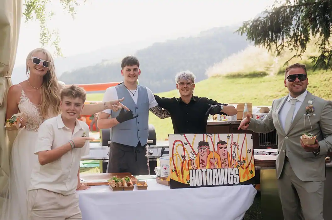 Hotdawgs mit ihrem Stand bei einer Hochzeit.