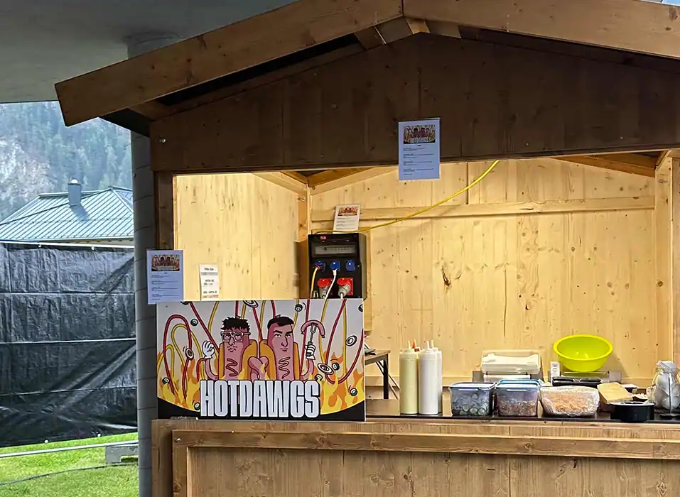 Ein Streetfood-Stand mit dem Hotdawgs-Schild.