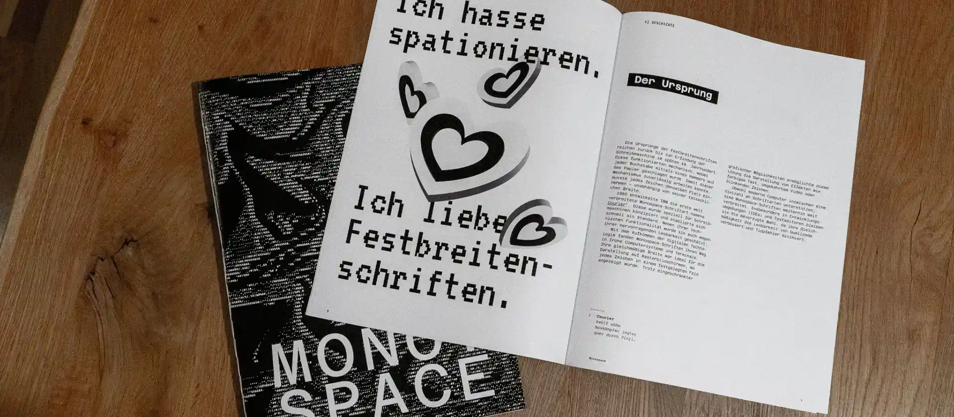 Ein Foto von der Monospace-Broschüre einmal geöffnet und daneben das Cover.