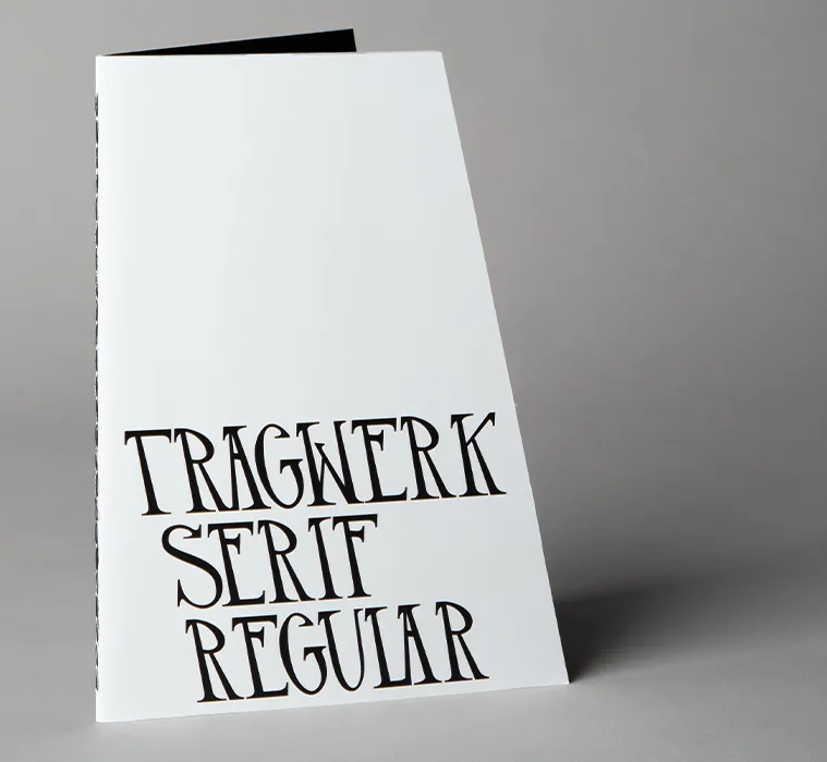 Das Cover vom gedruckten Specimen von Tragwerk Serif Regular. Es ist kein herkömmliches Format, sondern leicht schräg, wie die Schrift.