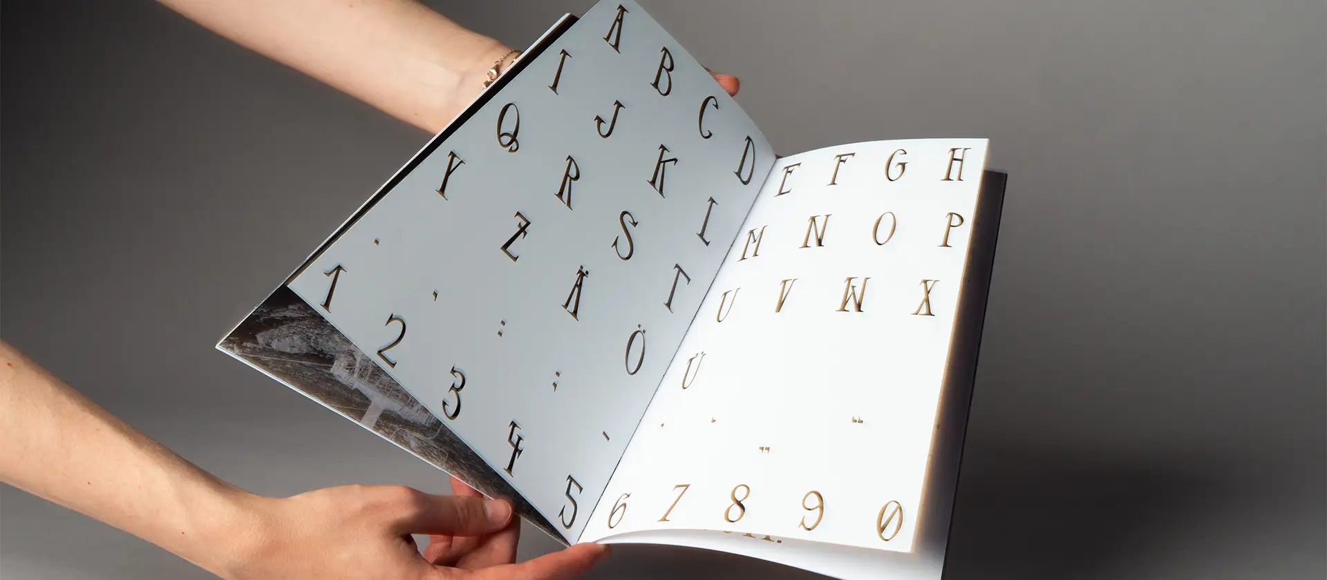 Die Schriftart Tragwerk Serif Regular dargestellt in einer Übersichtsseite im Specimen.