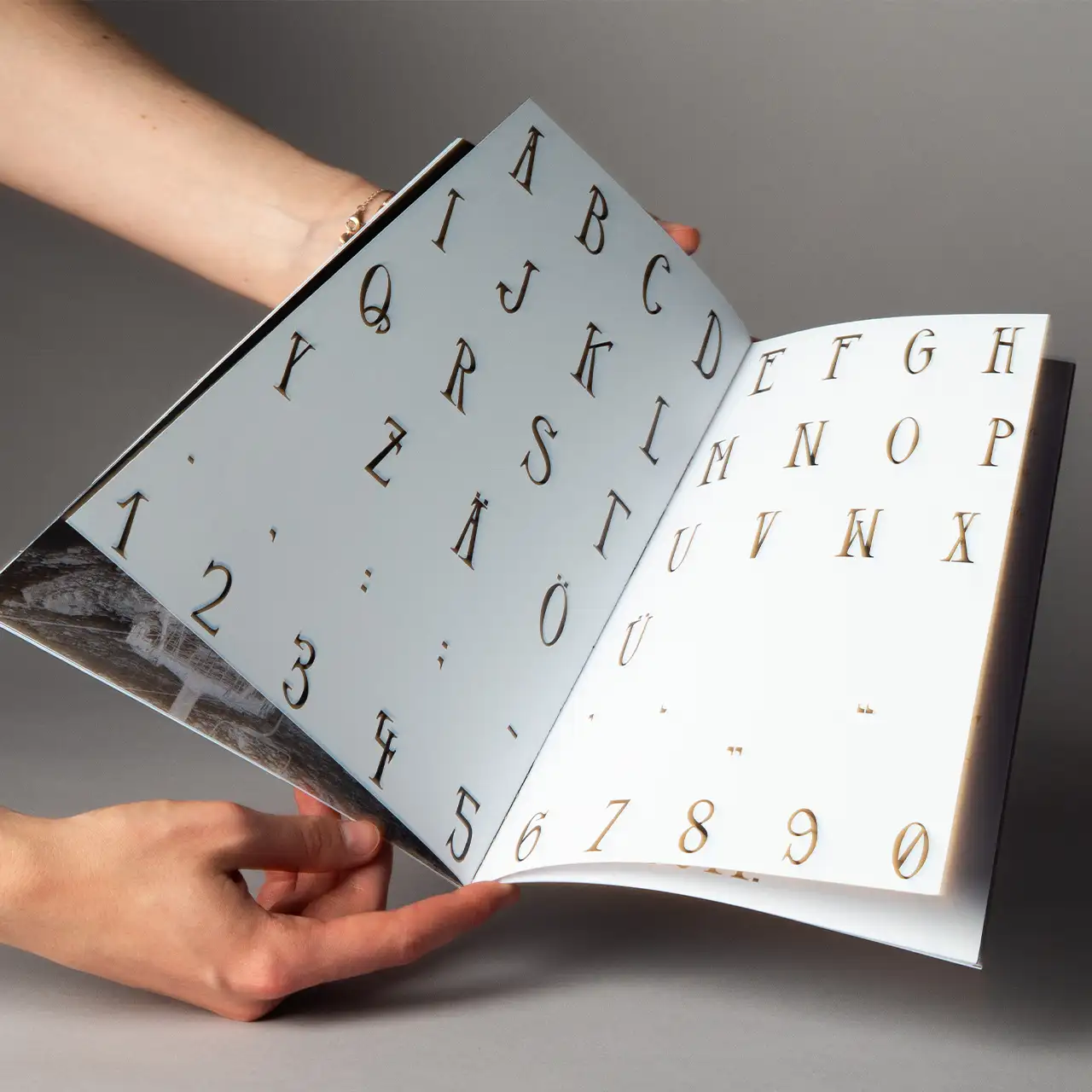 Die Schriftart Tragwerk Serif Regular dargestellt in einer Übersichtsseite im Specimen.