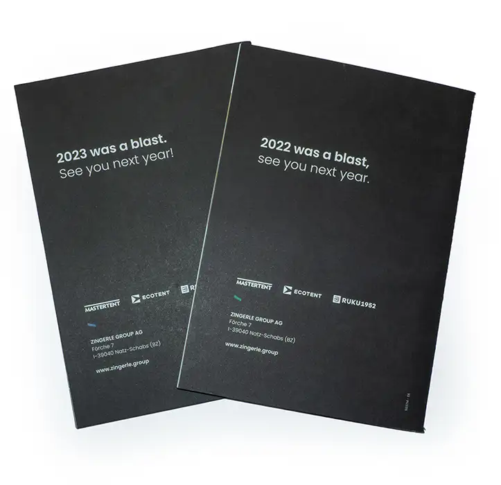 Ein Foto mit den Jahresreports von 2022 und 2023 in gedruckter Ausgabe vorne.